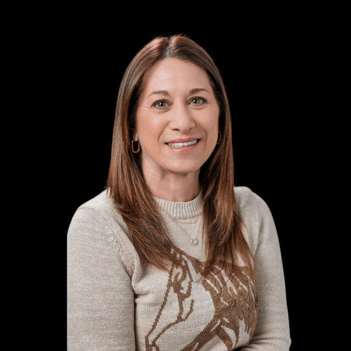Headshot Template 16 1 700x700 - Lisa Smith